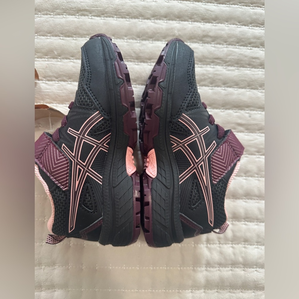 NWT ASICS kids  Black and Pink Running Shoes Size 10 - Picture 5 of 7